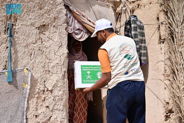 «سلمان للإغاثة» يختتم توزيع أكثر من 23 ألف كرتون من التمر في وادي وصحراء حضرموت