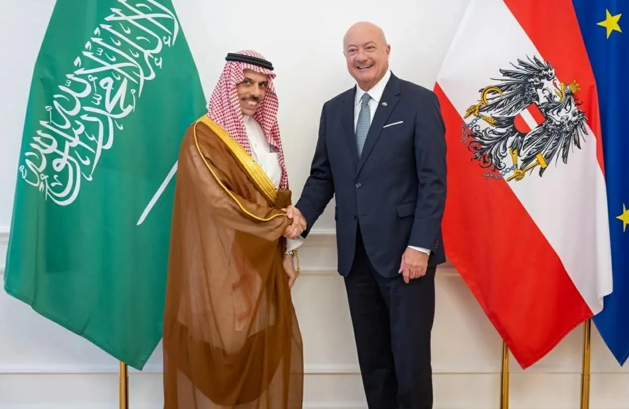 وزير الخارجية يبحث تعزيز العلاقات الثنائية مع المستشار الاتحادي النمساوي
