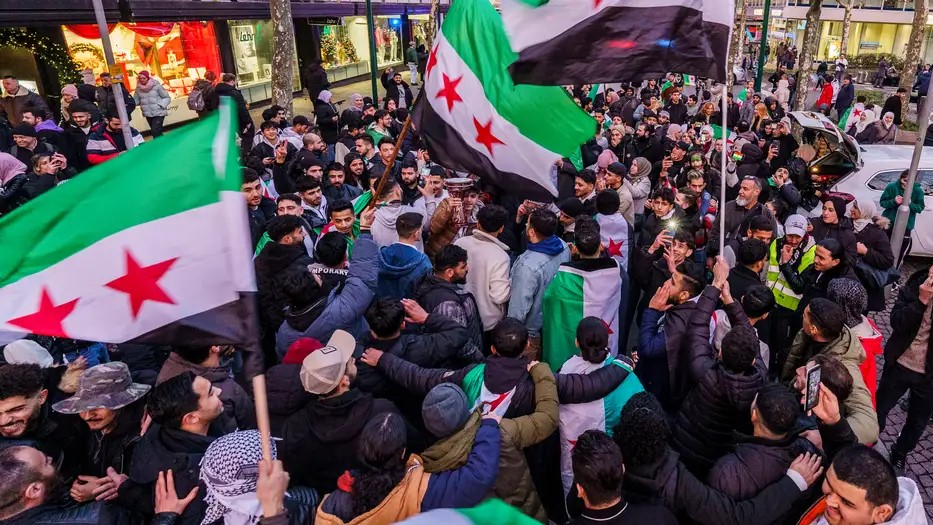 من وقف الإقامات إلى تعقيد اللجوء.. لماذا يبقى السوريون في ألمانيا؟