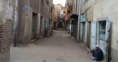 حين تتكلم الجدران بلسان التاريخ.. حكاية أقدم صناع شارع القيسارية بقنا.. كرسى حلاقة العم على عمره 120 عاما والأخميمى جزماتى البشوات منذ 81 عاما.. ونبيل وغبريال أشهر أخوين فى تصنيع الأحذية يدويا منذ نصف