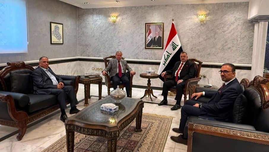 مدير عام مستشفى المقاصد والسفير العراقي يبحثان تعزيز التعاون المشترك