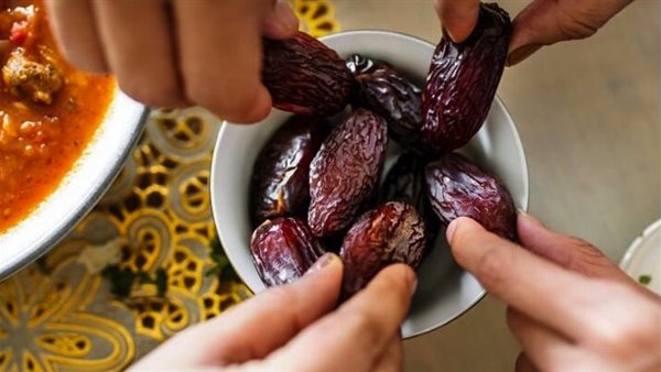 تفسير حلم أكل التمر في المنام وعلاقته بزوال الهموم والمشكلات