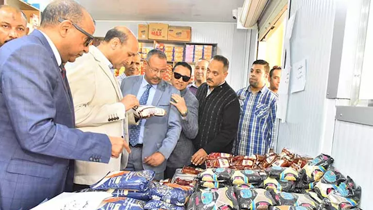 محافظ أسيوط يفتتح معرض سلع غذائية