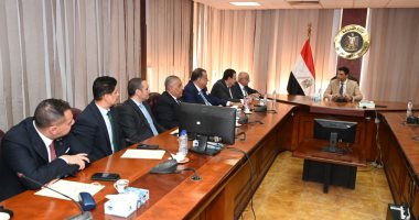 وزير الصناعة يبحث سبل تعظيم الاستفادة من الخامات التعدينية