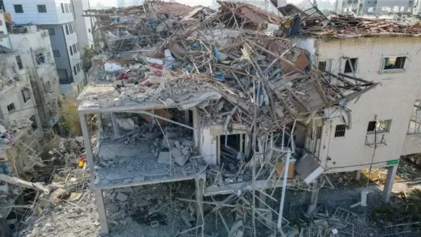 إعلام عبري: شظايا صاروخ إيراني تصيب 6 إسرائيليين وسط تل أبيب