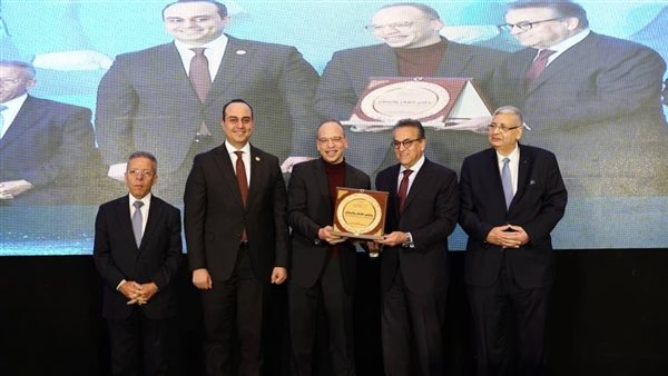 نقيب الأطباء يطالب بتعميم نظام أجور التأمين الصحي الشامل على جميع المستشفيات