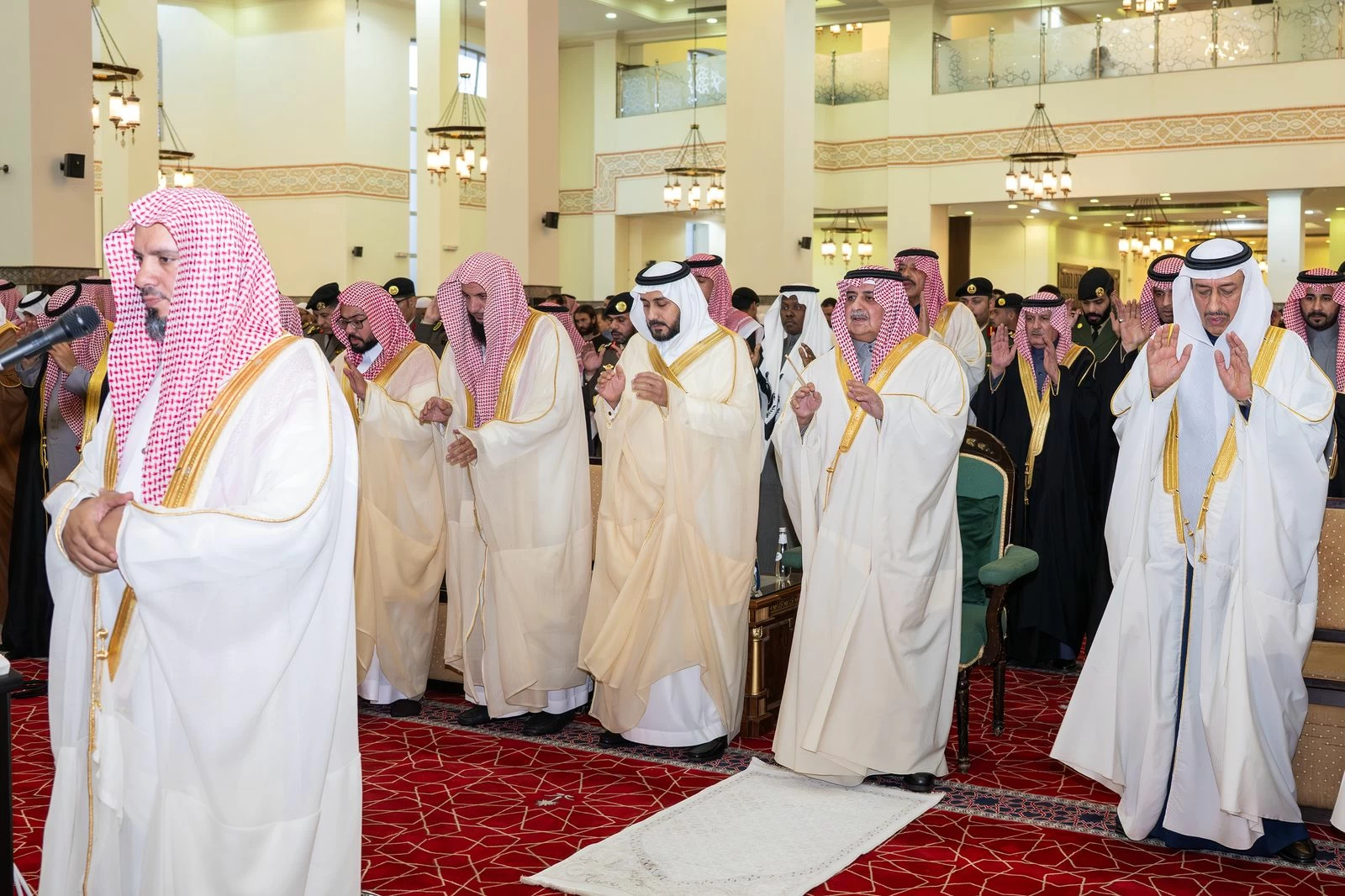 أمير تبوك يؤدي صلاة عيد الفطر المبارك مع جموع المصلين