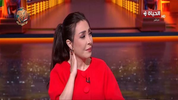 دموع على الهواء.. لبنى عسل تتأثر بقصة شهيد سيناء|فيديو