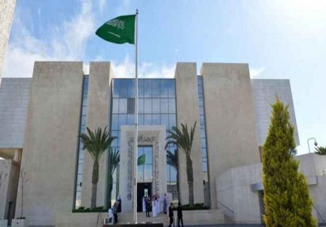 وفاة سعوديين وإصابة 5 من أسرة واحدة في حادث مروري بسلطنة عُمان.. والسفارة تنسق إعادتهم إلى المملكة