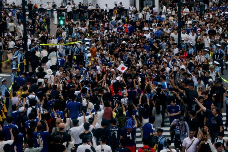 جماهير الساموراي الأزرق تحتشد في شوارع طوكيو احتفالا بالفوز