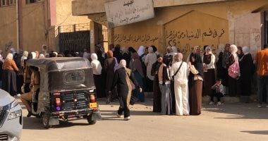 أولياء الأمور يساندون أبنائهم أمام لجان الثانوية الأزهرية بالغربية