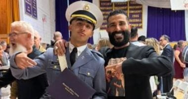 أحمد سعد يحتفل بتخرج ابنه ويهديه سيارة