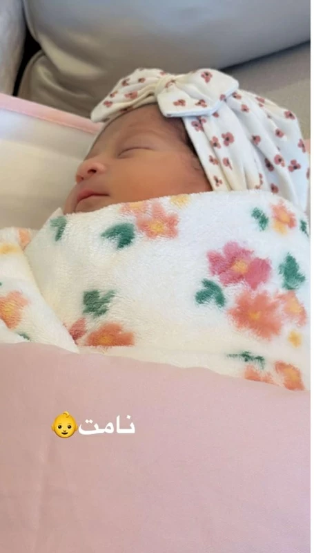 «ستكبر مع أبنائي».. أحلام تتكفل برعاية مولودة طباخها وتعتبرها فرداً من عائلتها