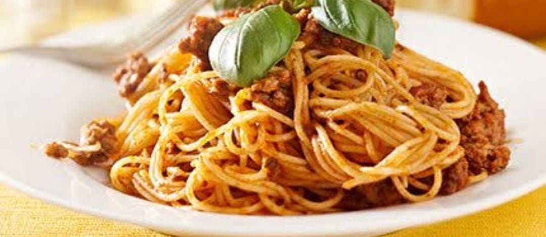 أرخص أكلة بروتين.. طريقة عمل المكرونة باللحمة المفرومة والعدس بجبة