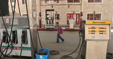 الأسعار الجديدة للبنزين والسولار وغاز السيارات بعد قرار التحريك.. 24 جنيها للتر بنزين 95.. 22.25 جنيه للتر بنزين 92.. 20.5 جنيه للتر السولار.. 275 جنيها لأسطوانة البوتاجاز.. 13 جنيها لمتر غاز تموين ال