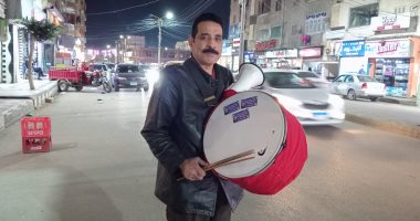 "أبو شنب" 45 سنة مسحراتي يصحي النايمين بميكروفون وطبلة بكفر الشيخ