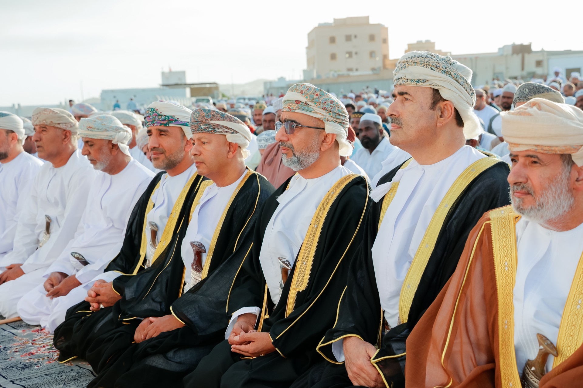مُحافظُ جنوب الشرقية يؤدّي صلاة عيد الأضحى المُبارك بولاية مصيرة