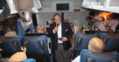 سكرتير محافظة سوهاج يودع أفواج حجاج الجمعيات الأهلية