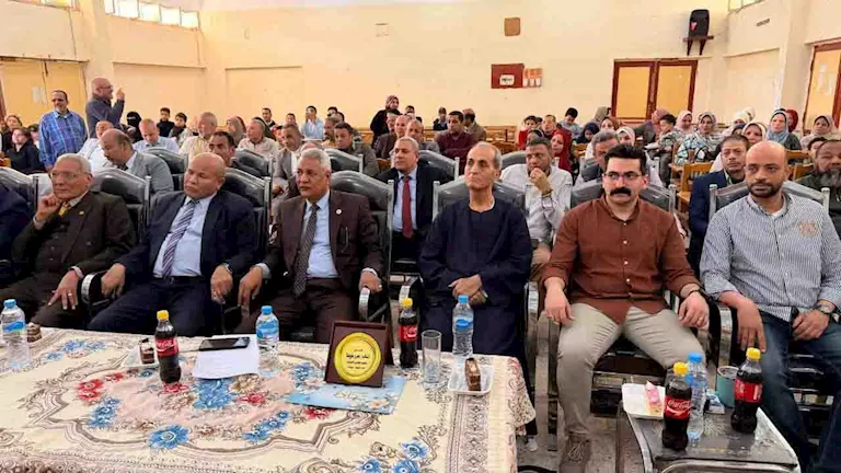 تعليم سوهاج يثير الجدل بإقامة احتفالية كبرى بطهطا رغم قرار رئيس الوزرا