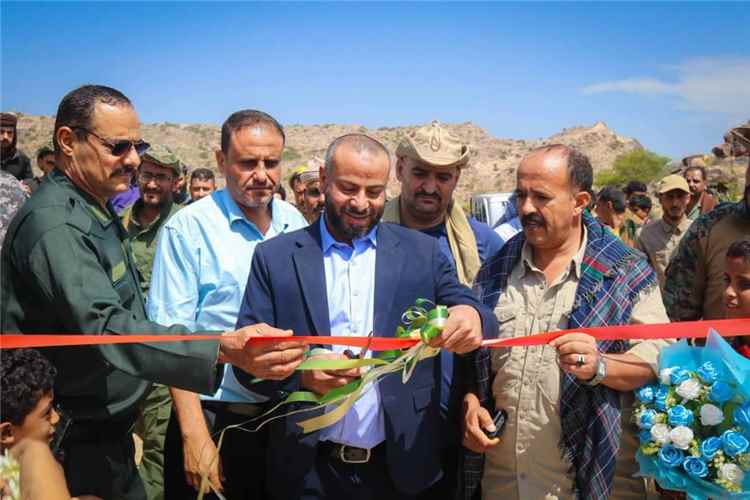 محافظ الضالع يفتتح مشروع مياه منطقة عنفد بالشعيب بتكلفة 300 ألف دولار بدعم من رجل الخير المندعي محسن