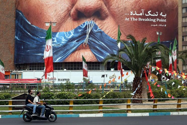 مسؤول أمريكي يكشف أهم بنود الاتفاق مع طهران: تفكيك النووي وفتح مضيق هرمز وتخفيف مشروط للعقوبات