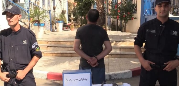 تصرفه تسبب في وفاة شخص.. الشرطة الجزائرية تلقي القبض على شخص سكب الزيت على صخور الشاطئ لـ”منع جلوس الأزواج”