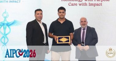 تكريم طالب ببرنامج الصيدلة الإكلينيكية بجامعة القاهرة الأهلية لتميزه في «كاريرك شبهك»