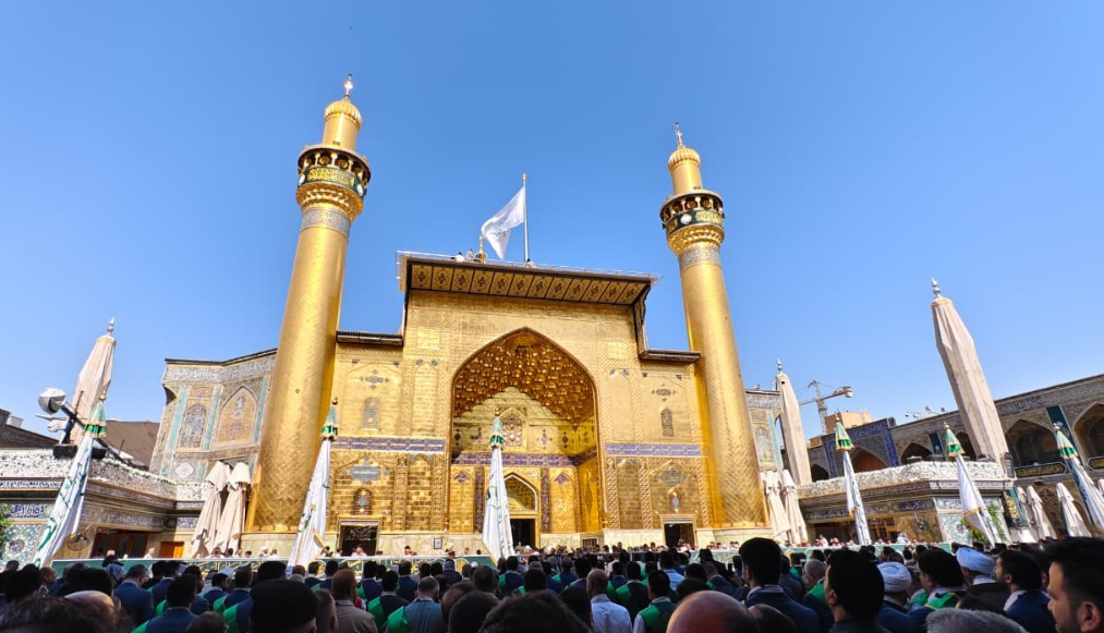 رفع الراية الغديرية إيذاناً بانطلاق أسبوع الغدير الدولي في النجف (صور)