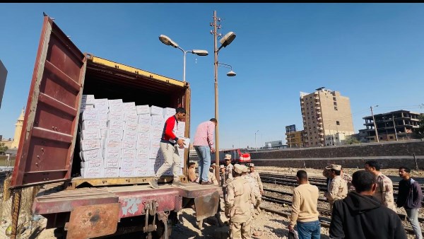 وصول 42 ألف كرتونة سلع غذائية مدعمة لتوزيعها على المستحقين بقنا