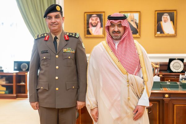 نائب أمير تبوك يكرم عددًا من منسوبي "مكافحة المخدرات" بالمنطقة