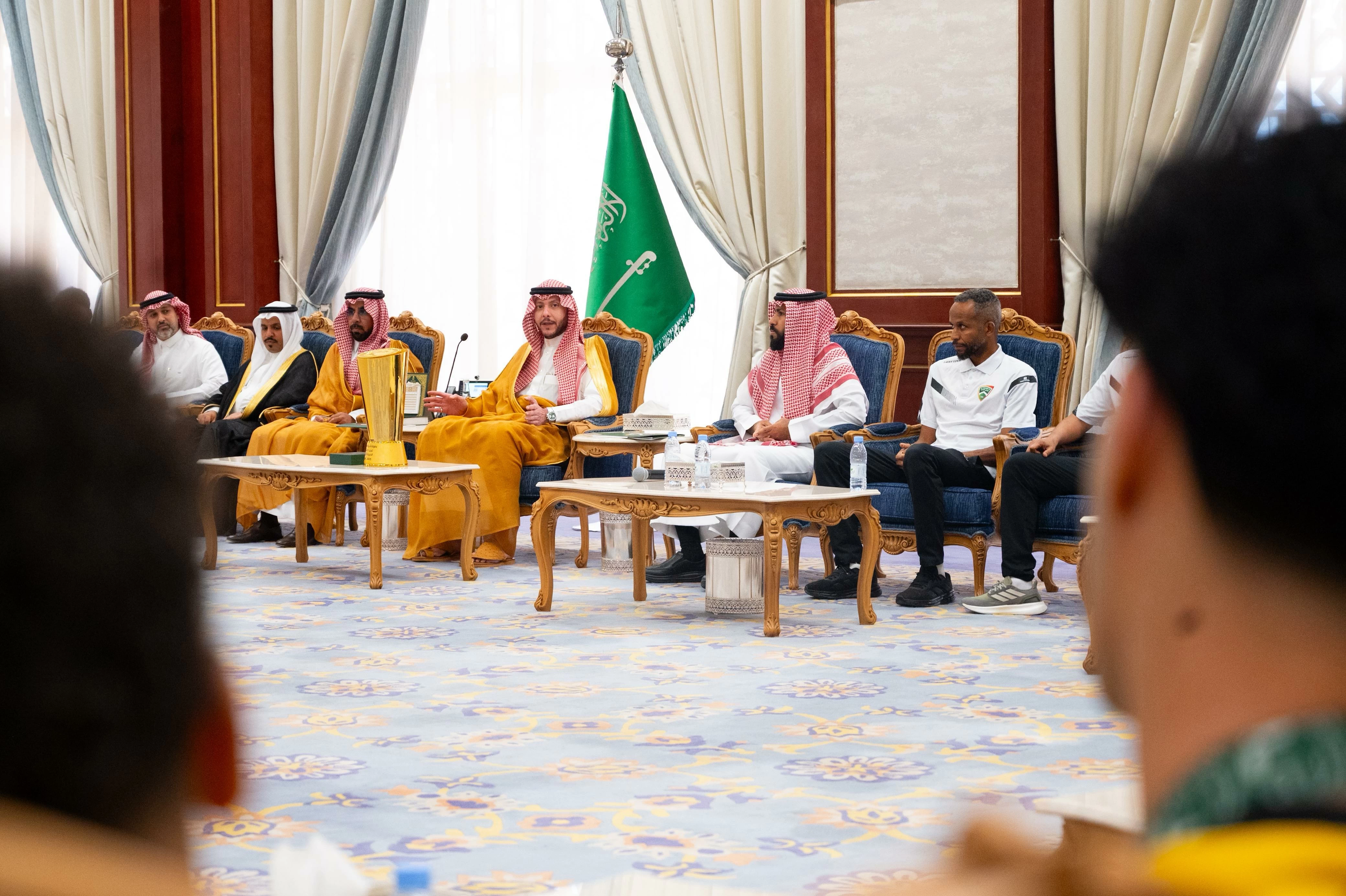 سعود بن نهار يستقبل رئيس ولاعبي نادي الأنصار