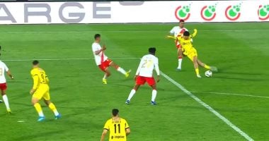 بهدف ماركة بوشكاش.. المغرب الفاسي يتصدر الدوري بالفوز على الوداد (فيديو)