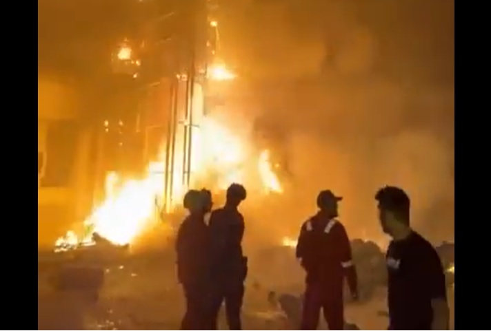 مشجعو نادي الاتحاد الليبي يشعلون النار في جزء من مبنى رئاسة الوزراء بسبب ركلة جزاء- (فيديوهات)