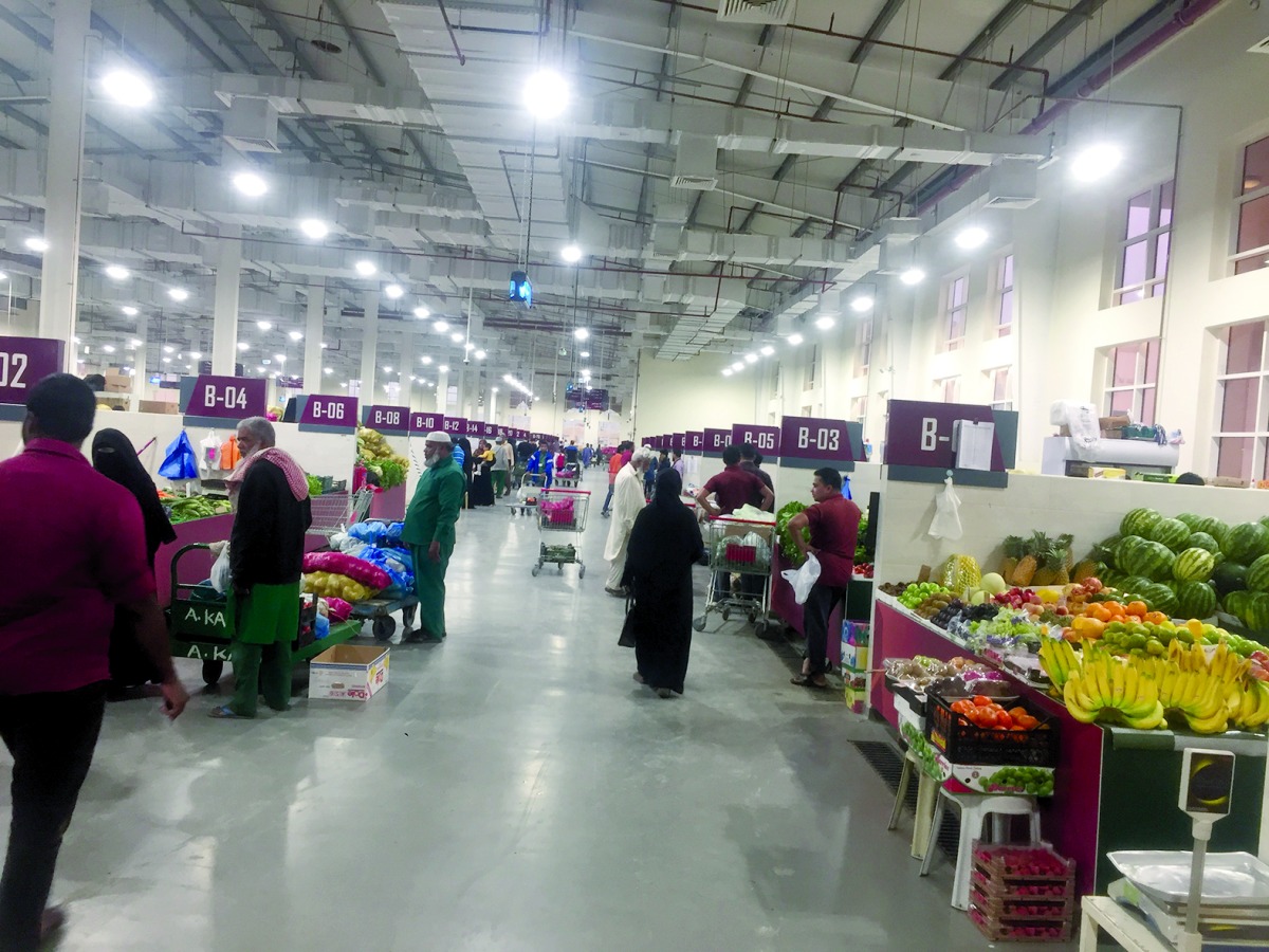 ‫ «العرب» ترصد حركة السوق عشية العيد المبارك.. وفرة بالسلع واستقرار بالأسعار في «السيلية المركزي»