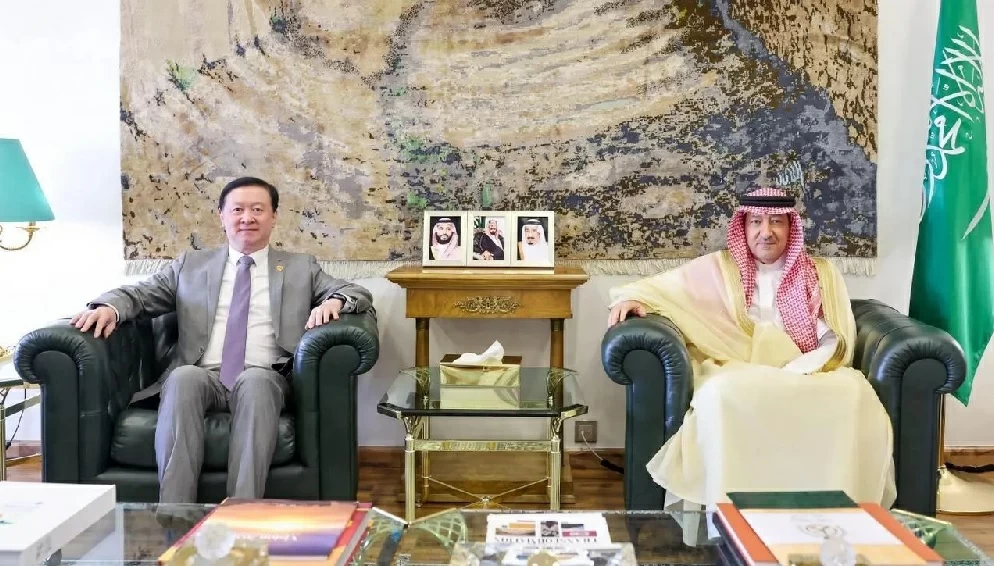 الخريجي والسفير الصيني يستعرضان العلاقات الثنائية بين البلدين