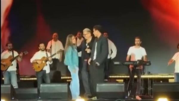 في ظهور مميز، عمرو دياب يغني مع نجله عبد الله وابنته كنزي بحفله بالجامعة الأمريكية (فيديو)