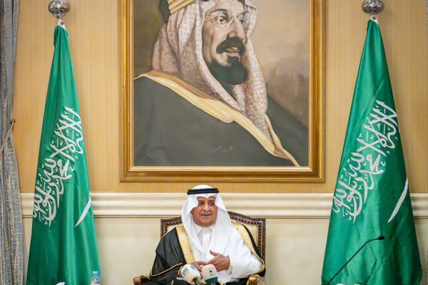 أمير تبوك يرفع الشكر للقيادة ويثمّن مشاعر أهالي المنطقة بعد رحلته العلاجية