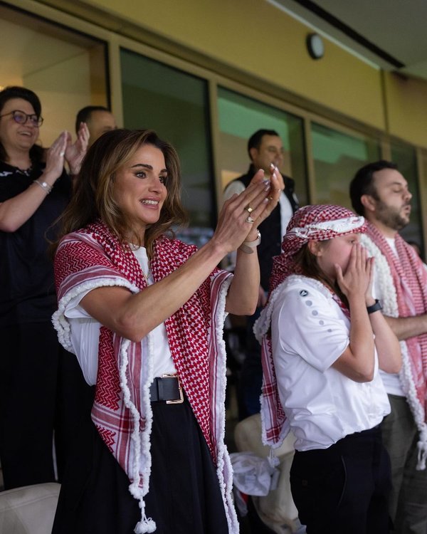 الملكة رانيا تعيد نشر صور لجماهير النشامى