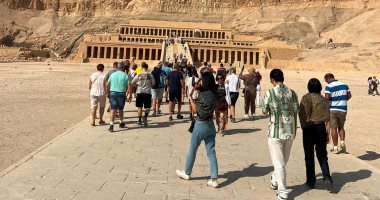 سياح العالم يتحدون حرارة الطقس بزيارات مميزة للمعالم الأثرية شرقا وغربا