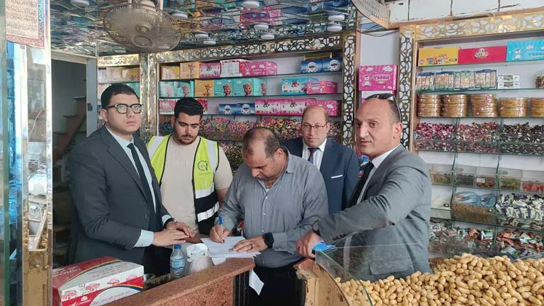ضبط صبغة محظورة تستخدم في تلوين اللي والفول السوداني ببني سويف (صور)