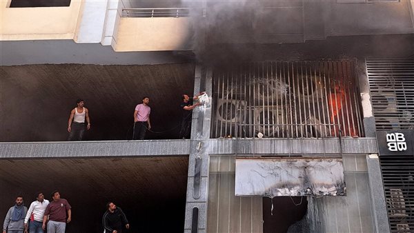 الحماية المدنية بالجيزة تخمد حريقا التهم محلا تجاريا داخل مول شهير بالهرم (صور)