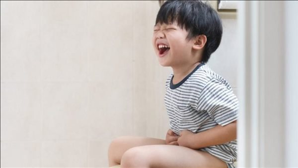 5 أكلات تساعد في علاج الإمساك عند الأطفال