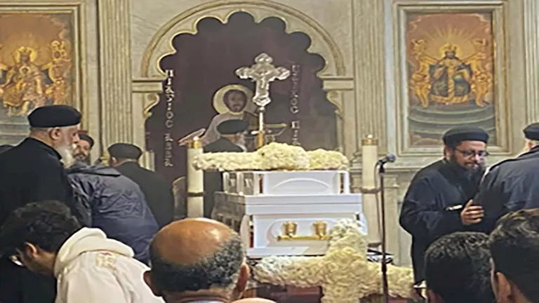 تشييع جنازة القمص تادرس عطية الله بالكاتدرائية المرقسية في الإسكندرية