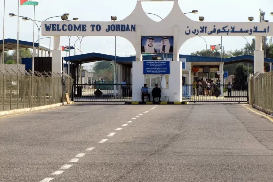 حريق قرب معبر الشيخ حسين من الجانب الفلسطيني يلتهم نحو 70 مركبة.. ومحاولات متواصلة للسيطرة على النيران