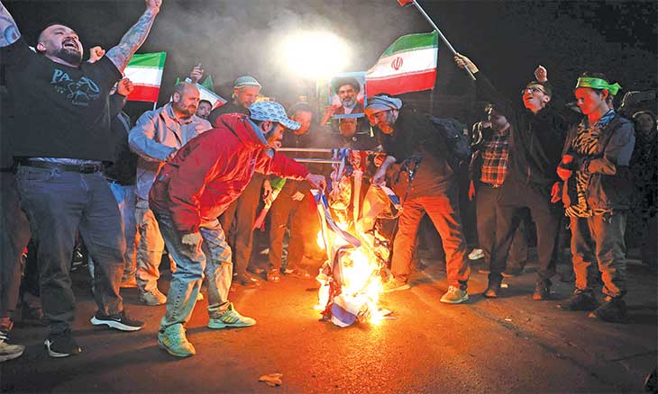 إيران تخيّر أمريكا بين وقف إطلاق النار أو استمرار الهجمات الإسرائيلية… وترامب: قد نتشارك مع طهران بفرض رسوم على السفن
