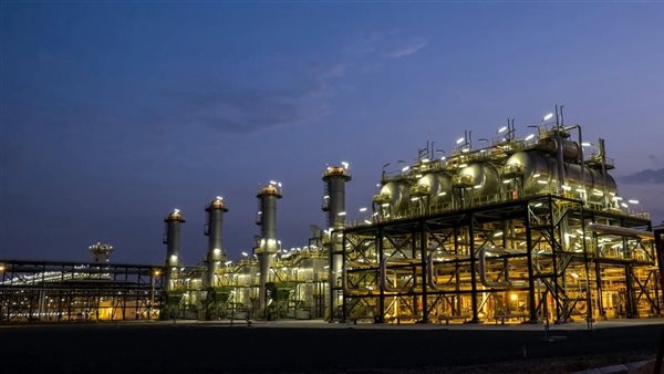 الفرق المختصة بأبوظبي تسيطر على الحريق في حقل شاه