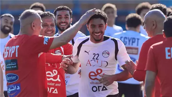 عريس المونديال، لاعبو المنتخب يحتفلون بعمر مرموش بعد وصوله إلى أمريكا (صور)