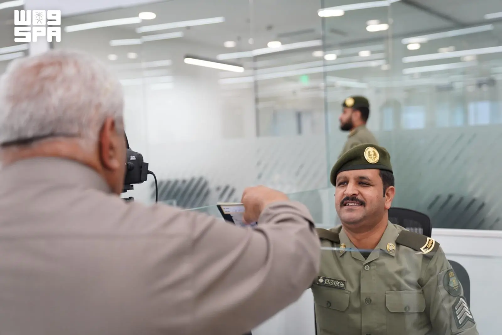جوازات منفذ جديدة عرعر تنهي إجراءات مغادرة أولى رح...