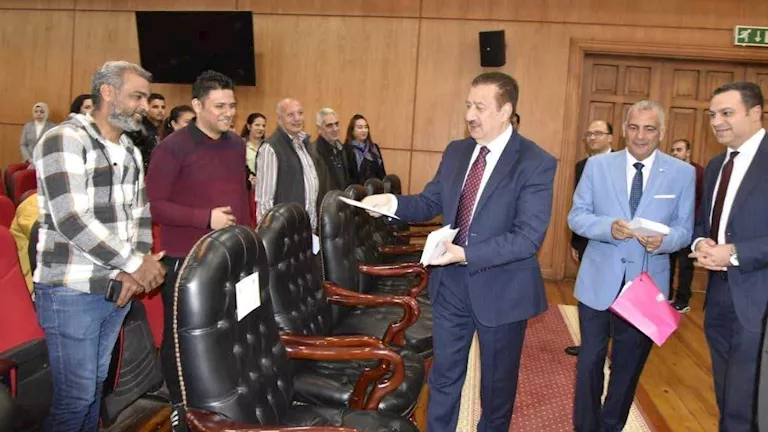 محافظ بورسعيد يوزع العيدية على العاملين بالديوان العام احتفالًا بعيد ا