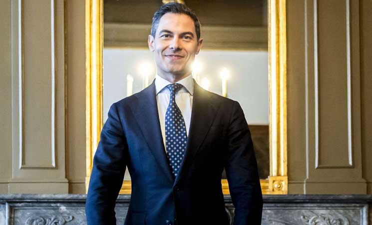 روب يتن يؤدي اليمين الدستورية أمام ملك هولندا كأصغر رئيس للوزراء